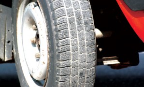 Petnaesti april je datum kada bi sa automobila trebalo skinuti zimske i staviti ljetne gume. Vozači sa zimskim gumama ljeti predstavljaju istu opasnost kao vozači sa ljetnim gumama zimi.