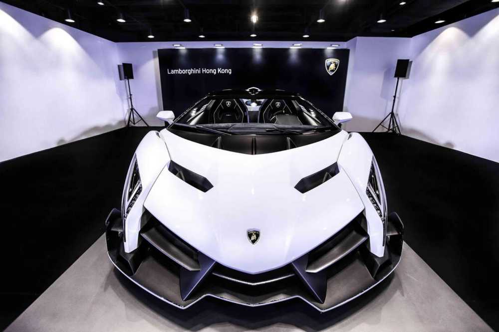Na slici: Lamborghini Veneno Roadster