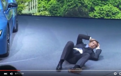 BMW-ov šef izgubio svijest tokom jutrošnje konferencije i pao na sceni ispred nekoliko stotina novinara [Video]
