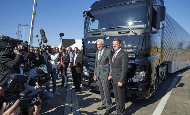 kamioni-mercedes-benz-atros-highway-pilot-svjetska-premijera-na-javnim-cestama-2015-proauto-02