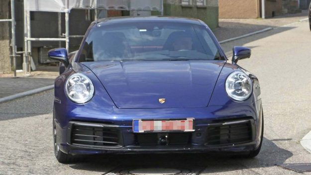 porsche-911-992-spied-uncamouflaged-looks-ready-for-world-debut-2018-proauto-01