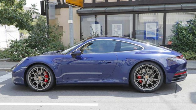 porsche-911-992-spied-uncamouflaged-looks-ready-for-world-debut-2018-proauto-03