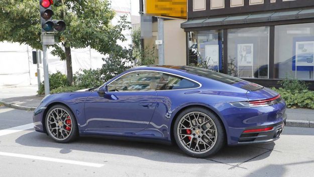 porsche-911-992-spied-uncamouflaged-looks-ready-for-world-debut-2018-proauto-04