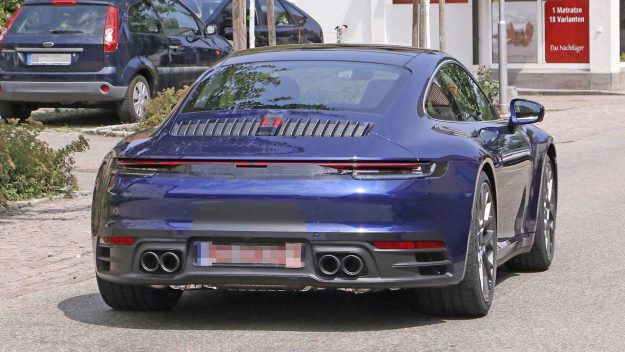 porsche-911-992-spied-uncamouflaged-looks-ready-for-world-debut-2018-proauto-05