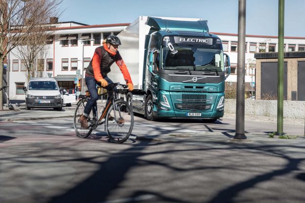 kamioni-volvo-trucks-sigurnost-new-safety-system-to-protect-cyclists-and-pedestrians-2022-proauto-02